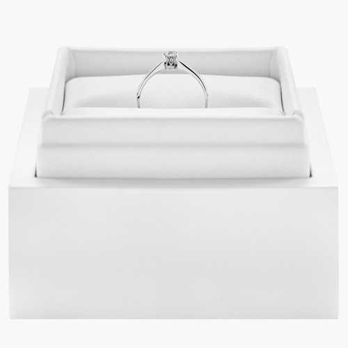 Pierścionek zaręczynowy Triumph of Love: białe złoto, biały szafir